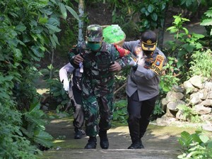 Polisi dan TNI Trenggalek Gelontorkan Bantuan ke Warga Terdampak Corona