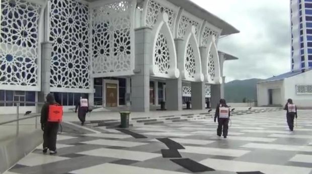 Sebanyak 473 masjid di Kota Kendari, Sultra, disemprot disinfektan.