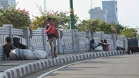 Sejumlah gelandangan dan pengemis (gepeng) tampak beristirahat di pinggir jalan kawasan Ibu Kota Jakarta, Rabu (22/4/2020).