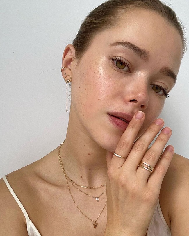 Selain memiliki fitur wajah yang tampak selalu muda, Valerie juga sangat rajin dalam merawat kulitnya. Bisa dibilang ia adalah skin care religious.  Foto: Instagram