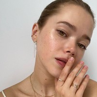 Selain memiliki fitur wajah yang tampak selalu muda, Valerie juga sangat rajin dalam merawat kulitnya. Bisa dibilang ia adalah skin care religious.  Foto: Instagram