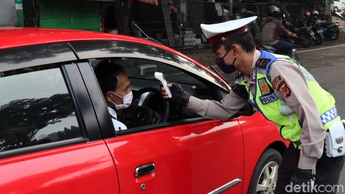 Pembatasan Sosial Berskala Besar (PSBB) mulai diterapkan di Kota Bandung hari ini, Rabu (22/4). Sejumlah petugas bersiaga untuk pantau penerapan PSBB di sana.