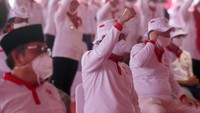 Relawan Indonesia Bersatu Lawan COVID-19 yang salah satunya adalah anggota dewan itu juga turut meneriakkan yel-yel. Foto: dok. Relawan COVID-19