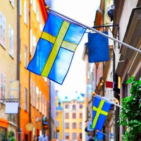 Gedung-gedung di Swedia sebagian besar menggunakan energi ramah lingkungan dengan kayu yang masih berdiri sebagai pohon untuk konstruksi utama bangunan. Setengah dari suplai listrik di negara ini juga berasal dari pepohonan dan transportasi umum mengandalkan bio-gas sebagai bahan bakar, yang merupakan hasil olahan sisa makanan. Foto: Istock