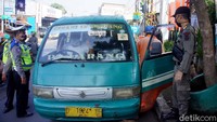 Salah satu sasarannya adalah angkutan umum. Sudahkah sang sopir memenuhi aturan yang telah ditetapkan dengan mengenakan masker dan membatasi jumlah penumpang?