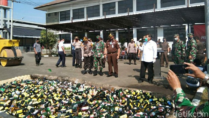 Kejari Garut Musnahkan BB Hasil Kejahatan, Miras Paling Dominan