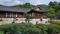 Rumah hanok bernama Unbo House ini berarsitektur tradisional Korea. Di bab sembilan bercerita tentang pengasuh yang melayani beberapa generasi. Di dunia nyata, destinasi wisata ini jadi kediaman seniman tuli terkenal, Unbo Kim Ki Chang