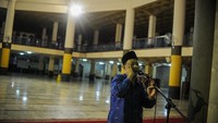 Seorang Muadzin mengumandangkan Adzan Isya di Masjid Raya Bandung, Jawa Barat, Kamis (23/4/2020). Selama pandemi COVID-19, pemerintah menghimbau agar masyarakat untuk melaksanakan Shalat Tarawih di rumah guna mengantisipasi penyebaran COVID-19. ANTARA FOTO/Raisan Al Farisi