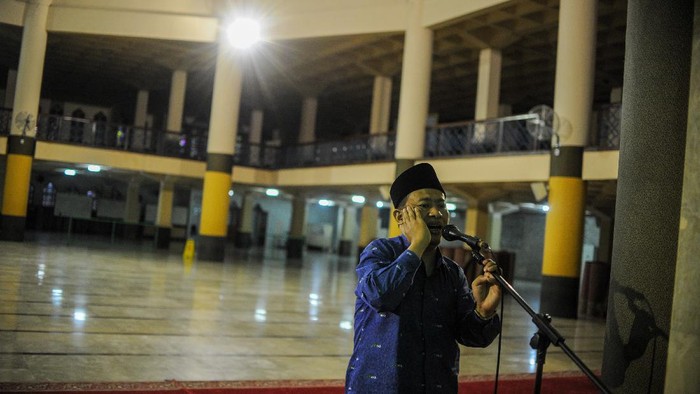 Umat Islam melaksanakan Shalat Tarawih saat permukimannya terdampak pemadaman listrik di Cinunuk, Kabupaten Bandung, Jawa Barat, Kamis (23/4/2020). Selama pandemi COVID-19, pemerintah menghimbau agar masyarakat untuk melaksanakan Shalat Tarawih di rumah guna mengantisipasi penyebaran COVID-19. ANTARA FOTO/Raisan Al Farisi/aww.
