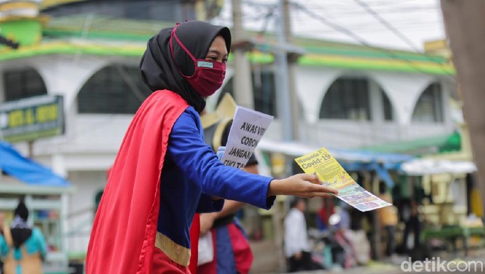 Sejumlah pahlawan super di Pekanbaru turun ke jalan untuk mensosialisasikan pemakaian masker dan cuci tangan demi menghalau penyebaran COVID-19.