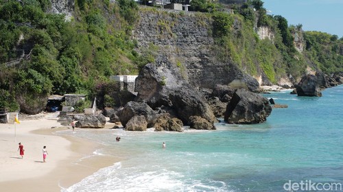 Kangen birunya laut atau sejuknya pegunungan? Pantai Kubu Beach bisa masuk daftar yang harus dikunjungi setelah badai Corona ini berlalu. Lihat dulu yuk foto-fotonya.
