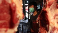 Pedagang menggelar daging sapi yang dijualnya di Pasar Ciwastra, Kota Bandung, Jawa Barat, Kamis (23/4/2020).
