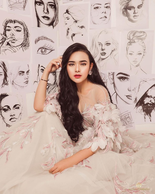 Amanda Manopo sempat jadi perbincangan karena berencana menjual tas dan baju second miliknya. Timbul spekulasi bahwa aktris yang terkenal lewat sinetron Mermaid In Love ini terpaksa menjual barang-barangnya karena kesulitan keuangan dan harus bayar cicilan. Foto: Instagram/@amandamanopo