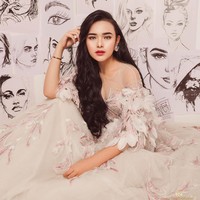 Amanda Manopo sempat jadi perbincangan karena berencana menjual tas dan baju second miliknya. Timbul spekulasi bahwa aktris yang terkenal lewat sinetron Mermaid In Love ini terpaksa menjual barang-barangnya karena kesulitan keuangan dan harus bayar cicilan. Foto: Instagram/@amandamanopo
