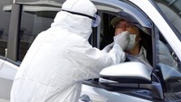Saat ini langkah-langkah penanggulangan penyebaran virus Corona terus dilakukan di Jepang. Pemeriksaan dengan sistem drive thru juga diterapkan. Kyodo News via AP.