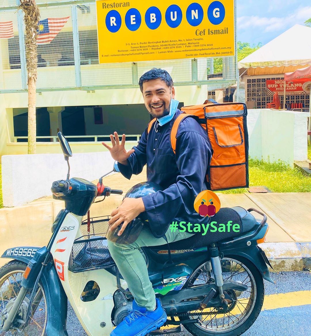 Astronaut jadi kurir makanan pakai Honda Astrea