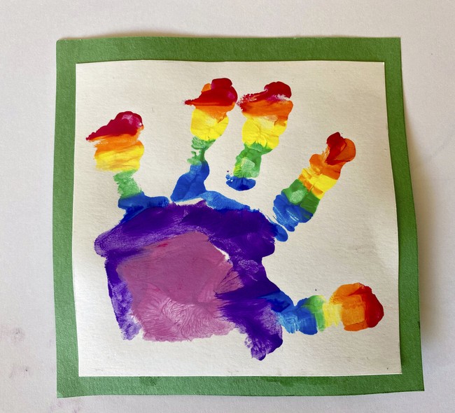 Inilah karya buatan Pangeran Louis. Sebuah jiplakan telapak tangannya yang dilumuri warna pelangi. Kabarnya, prakarya tersebut akan ditempel di depan rumah keluarga William di Norfolk. (Foto: AP/The Duchess of Cambridge)