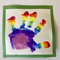 Inilah karya buatan Pangeran Louis. Sebuah jiplakan telapak tangannya yang dilumuri warna pelangi. Kabarnya, prakarya tersebut akan ditempel di depan rumah keluarga William di Norfolk. (Foto: AP/The Duchess of Cambridge)