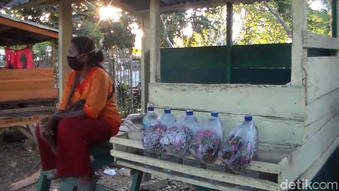 Penjual bunga ziarah di Kendari.