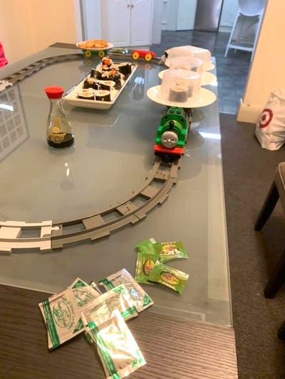 Kereta sushi dari LEGO