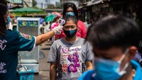 Meski jumlah penerima paket makanan tidak sedikit, mereka tetap tertib mengantri dan dilakukan pengecekan suhu tubuh.