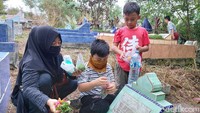 Hanya terlihat beberapa warga saja yang melakukan ziarah kubur di Tempat Pemakaman Umum (TPU) Sukosari Kecamatan Marpoyan Damai Pekanbaru.