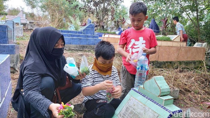 Jelang Ramadhan, TPU Sukosari, Pekanbaru, sepi peziarah, Kamis (23/4/2020). Peziarah turun drastis karena imbas wabah COVID-19.