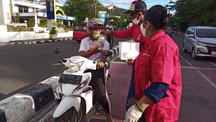 PDIP Sumbar Sumbang APD dan Masker PDI Perjuangan Sumatera Barat membagikan 2.000 alat pelindung diri dan 5.000 masker standar medis
ke rumah sakit dan Puskesmas.