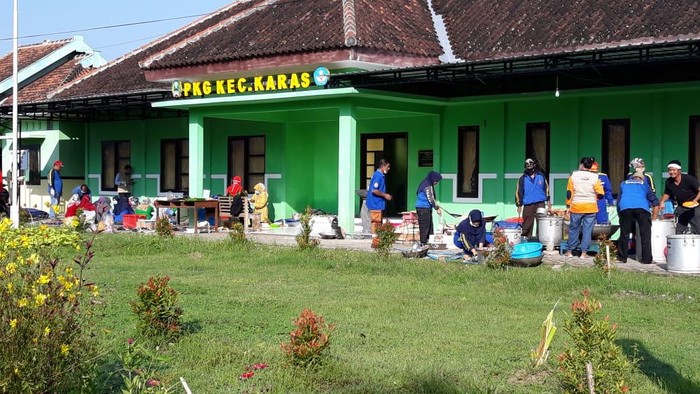 Pemkab Magetan mendirikan dapur umum untuk mencukupi kebutuhan makanan warga Temboro yang terdampak PSBB ala Magetan. Dapur umum didirikan di depan kantor Kecamatan Karas, Jalan Raya Kendal Glodok.