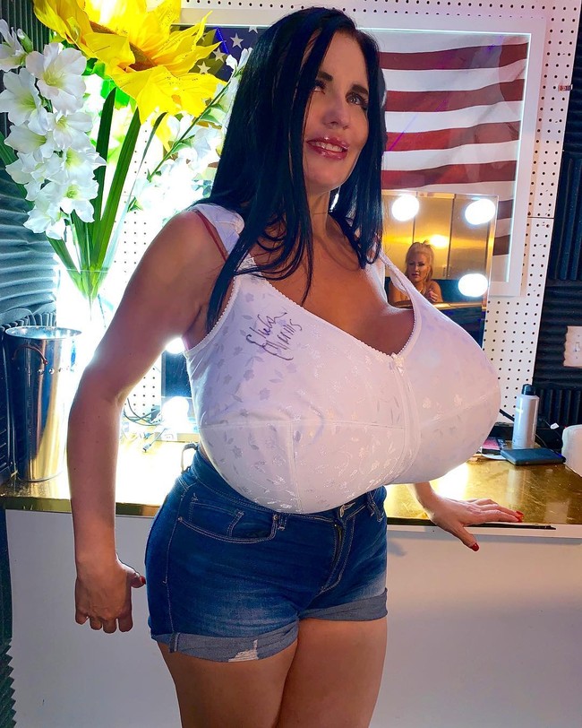 Kini wanita asal Los Angeles itu mendatangi pakar bedah plastik ternama Hollywood  Dr Terry Dubrow dan Dr Paul Nassif. Dalam acara Botched, Foxy kini ingin memperbesar bokongnya untuk menyamakan dengan dadanya.  Foto: Instagram