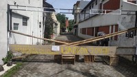 Keluar mati, kesenggol mati, hidup seperti gerobak sodor. Lokodon, Jon begitu tulis spanduk ini Foto: Twitter
