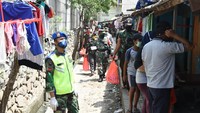 Pembagian nasi box untuk warga yang kurang mampu dibagikan langsung dari rumah ke rumah, dengan tetap menerapkan physical distancing (pembatasan fisik) dan social distancing (pembatasan sosial). Dalam pendistribusian menggunakan kendaraan dinas dari  TNI-Polri dan Satpol PP.