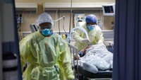 Kematian paling awal yang disebabkan virus Corona di AS, sebelumnya diduga terjadi pada 26 Februari di negara bagian Washington. Kematian awal itu melibatkan seorang pria berusia 30-an tahun yang baru pulang dari Wuhan, China, yang menjadi titik nol pandemi virus Corona. Pria itu dinyatakan positif virus Corona setelah melaporkan dirinya kepada otoritas setempat karena dia mengalami gejala-gejalanya.