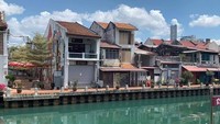 Tapi sejak orang-orang berdiam diri di rumah gara-gara virus Corona, Sungai Melaka jadi jernih kembali. Air sungai jadi berwarna biru dan cantik. (Twitter/@FLJasmy)