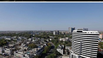 Potret gedung dari atas di kota India, sebelumnya tampak polusi yang pekat diambil pada tanggal 8 November 2018. Setelahnya diambil pada 8 April 2020. (Foto: Boredpanda)