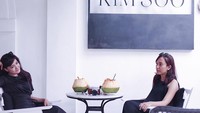 Nyentrik banget, Marcella Simon bersama dengan temannya kulineran di kafe mewah dengan hidangan berupa es kelapa langsung dari batok kelapanya. Foto: Istimewa