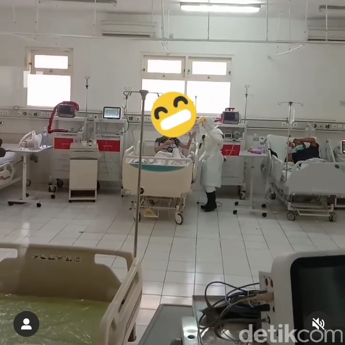 Video seorang perawat menghibur PDP Corona viral di media sosial. Perawat itu berjoget dan karaoke Lagu India di ruang isolasi RSUD Blambangan Banyuwangi.