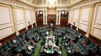 Anggota parlemen negara bagian Victoria bersidang dengan menjaga jarak tempat duduk di Meulbourne, Australia (23/4/2020). Para wakil rakyat tersebut bersidang dua minggu lebih cepat dari yang dijadwalkan untuk membahas bantuan kepada warga yang terdampak COVID-19. Darrian Traynor/Getty Images.