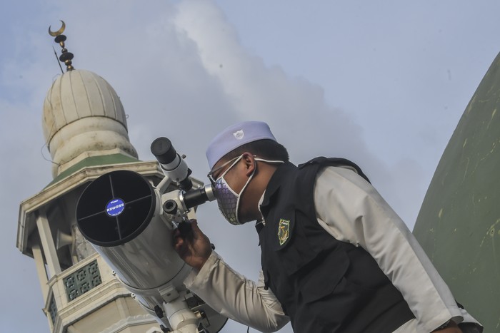 PANTAU POSISI HILAL GUNA TENTUKAN AWAL RAMADHAN Petugas Masjid Al-Musyariin melihat posisi hilal (bulan sabit muda) menggunakan teropong untuk menentukan 1 Ramadhan 1441 H di Jakarta Barat, Kamis (23/4/2020). Berdasarkan pantauan hilal di beberapa daerah, Kementerian Agama menetapkan 1 Ramadhan 1441 H jatuh pada Jumat (24/4/2020). ANTARA FOTO/Muhammad Adimaja/aww.