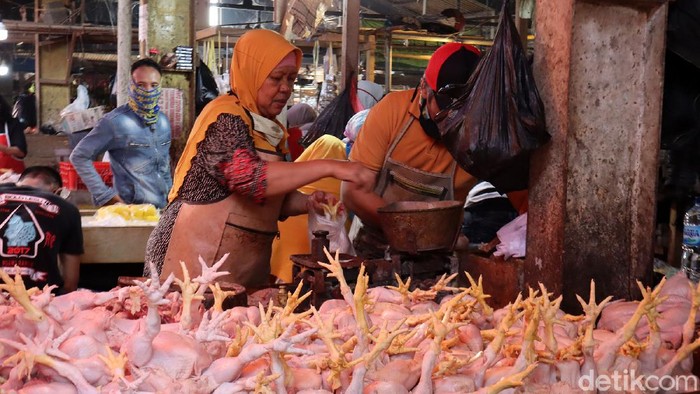 Namun jelang Ramadhan, penjualan daging ayam dan sapi menurun. Pandemi Corona diduga menjadi penyebab turunnya penjualan di Pasar Ciwastra, Kota Bandung.