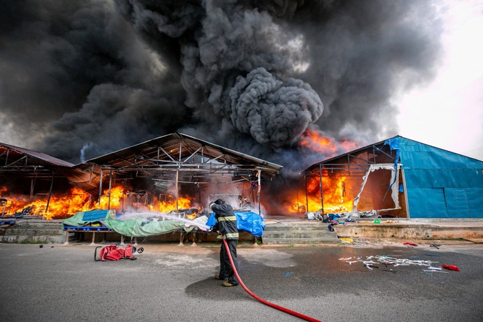 Warga berupaya menyelamatkan kendaraannya saat terjadi kebakaran di Pasar Second Taras, Batam, Kepulauan Riau, Kamis (23/4/2020). Kebakaran yang belum diketahui penyebabnya tersebut menghanguskan ratusan kios dan toko yang sebagian besar menjual pakaian bekas. ANTARA FOTO/M N Kanwa/nz