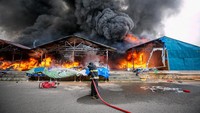 Personel pemadam kebakaran berusaha memadamkan api yang membakar Pasar Seken Taras di Taman Raya Kota Batam, Kepulauan Riau (Kepri).