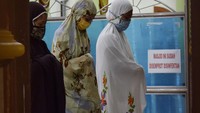 Meskipun begitu, tak semua orang mentaati aturan pemerintah. Umat Islam di Madiun ini tetap melaksanakan shalat Tarawih di Masjid Agung Baitul Hakim, Kota Madiun, Jawa Timur, Kamis (23/4/2020). Salat Tarawih berjamaah hari pertama Ramadhan 1441 di masjid tersebut diikuti ratusan umat muslim dengan menerapkan physical distancing, mengenakan masker dan melewati bilik penyemprotan cairan disinfektan sebelum memasuki masjid guna mencegah penyebaran COVID-19. ANTARA FOTO/Siswowidodo
