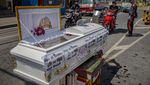 Lihat Lagi Cara Unik Warga Dunia Lawan Corona, dari Peti Mati-Pocong