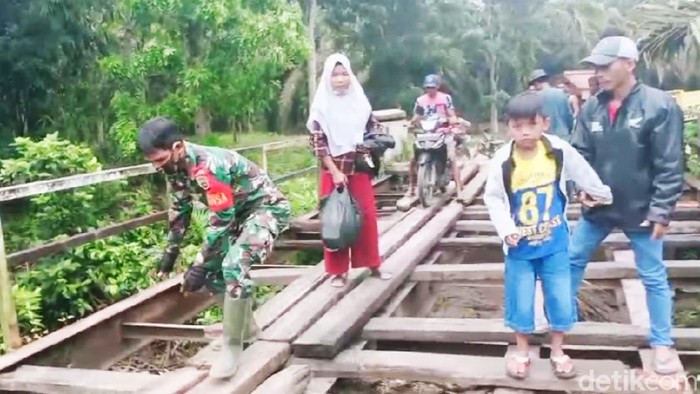 Babinsa bantu perbaikan Jembatan Sei Monang di Kecamatan Kunto Darussalam, Rohul (Dok. Babinsa)