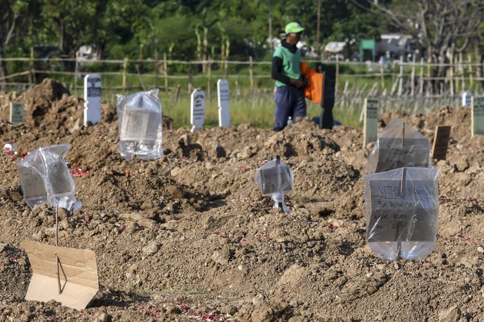 Nisan palstik di makam korban COVID-19 Sejumlah tanda pengenal yang terbuat dari kardus berada di pusara kasus meninggal akibat COVID-19 sebagai pengganti nisan di komplek TPU Tegal Alur, Jakarta, Rabu (22/4/2020). Para keluarga dan kerabat korban meninggal akibat COVID-19 sengaja memasang papan nama di pusara menggunakan kardus yang dibungkus plastik agar mudah mencari saat melakukan ziarah, dikarenakan protap penanganan COVID-19, jenazah yang dimakamkan tanpa nisan. ANTARA FOTO/Muhammad Adimaja/foc.