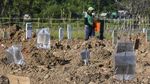 Nisan Kardus di Makam Korban COVID-19