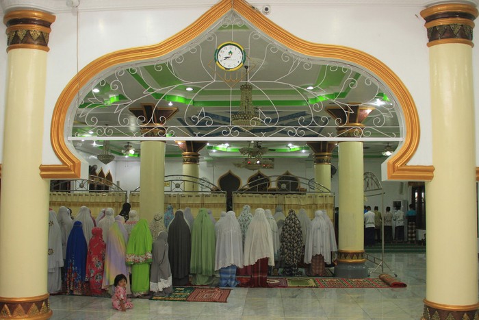 TARAWIH NAQSABANDIYAH DI PADANG Jamaah Tarekat Naqsabandiyah melaksanakan shalat tarawih pertama di Surau Baru, Pauh, Padang, Sumatera Barat, Rabu (22/4/2020). Tarekat Naqsabandiyah lebih dulu memulai berpuasa pada Kamis (23/4/2020) didasari penghitungan almanak dengan Metode Hisab Munjid yang telah digunakan secara turun temurun dan tetap melaksanakan shalat tarawih dalam masa pandemi COVID-19. ANTARA FOTO/Iggoy el Fitra/foc.