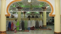 Jamaah Tarekat Naqsabandiyah melaksanakan shalat tarawih pertama di Surau Baru, Pauh, Padang, Sumatera Barat, Rabu (22/4/2020).