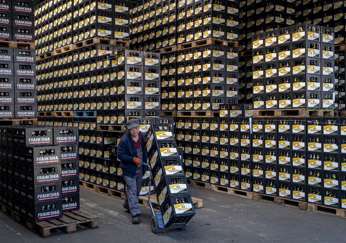 Corona Bikin Pabrik Bir di Jerman Tutup Setelah 400 Tahun Produksi Salah satu pabrik bir asal Jerman, Werneck, berhenti beroperasi akibat pandemi COVID-19. Pabrik itu akan berhenti beroperasi total pada September mendatang.